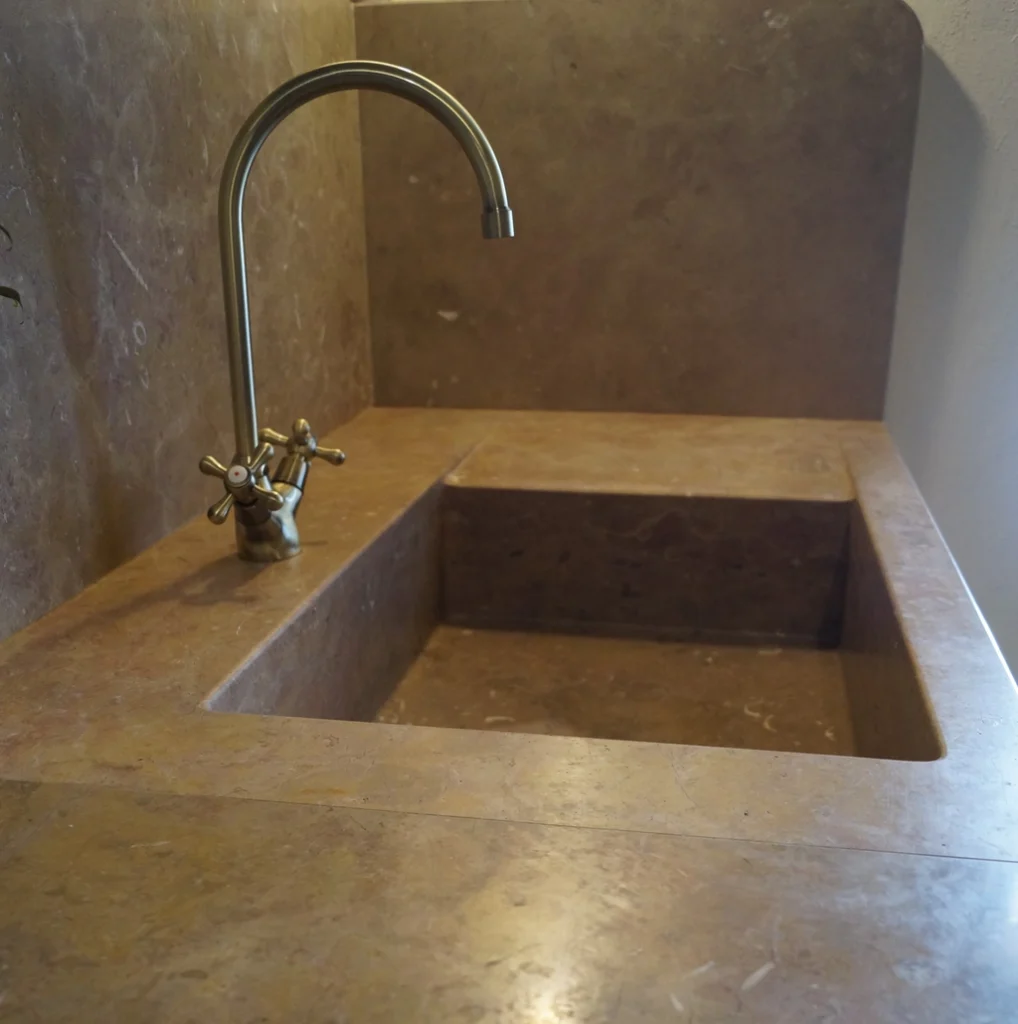 cuisine-en-pierre-de-tieul-carre